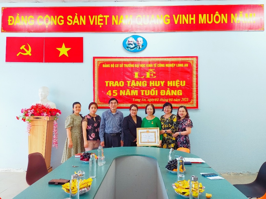 Đảng bộ chụp ảnh lưu niệm cùng đồng chí Vũ Thị Việt (áo dài xanh, thứ ba từ phải sang)