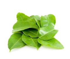 Lá chanh bạn cắt bỏ gân cứng, cắt sợi thật nhuyễn. Lá bạc hà thì bạn cũng mang đi rửa sạch rồi sắt nhỏ ra. Hạt thìa là thì bạn rang cho thơm, sau đó nghiền nhỏ ra.