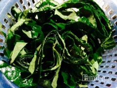 Gừng tươi sơ chế sạch, cắt lát mỏng. Lá lốt rửa sạch, cắt nhỏ vừa, để thật ráo nước.