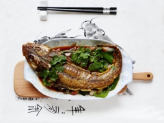 Một đĩa cá chai om nước tương sẽ giúp cho bữa cơm gia đình trong những ngày đầu năm thêm nổi bật nhé! Ngoài ra, ăn món cá vào dịp Tết còn giúp mang lại nhiều điều may mắn nữa đấy!