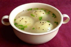 Cho bánh ra tô, rắc hành lá cắt nhỏ & vài giọt dầu mè, tiêu. Bánh dẻo bùi rất thơm ngon : thơm do hành tiêu, dầu mè, khoai tây. Nước soup rất trong, đậm đà.