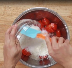 Cà chua rửa sạch, cắt nhẹ thân cà chua làm 4 rồi ấn cho cà chua hơi bẹp ra, tạo hình cánh hoa đẹp mắt. Sau đó, trộn đều cà chua với 250g đường để khoảng 3-4 tiếng cho đường tan và ngấm.