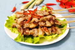 Xiên thịt nướng vàng ươm với những que thịt viên béo thơm, ngấm điều hương vị ướp. Khi ăn có thể chấm muối ớt xanh, cuộn xà lách và rau sống rất tuyệt. Thích hợp cho các bữa tiệc nướng BBQ ngoài trời.