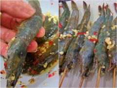 Ướp tôm với hỗn hợp vừa pha trên khoảng 30 phút hoặc lâu hơn càng tốt. Xiên tôm vào que xiên, xiên suốt từ đầu đến đuôi tôm.