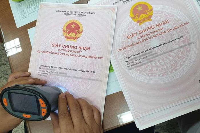 Bản tin BĐS 20/4: Xuất hiện sổ đỏ làm giả rất tinh vi ở Hà Nội, giống thật 90% - Báo Xây Dựng
