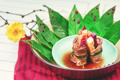 Bày thịt ra đĩa, rưới nước sốt lên trên rồi thưởng thức.