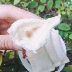 Bánh sữa chua Đài Loan mát lạnh, vị chua chua, ngọt béo rất thơm ngon. Đây không chỉ là món ăn vặt hấp dẫn mà còn mang đến nhiều lợi ích tốt cho sức khỏe. Đặc biệt vào những buổi trưa nắng thì món bánh ngọt này sẽ giúp giải nóng cực tốt đấy.