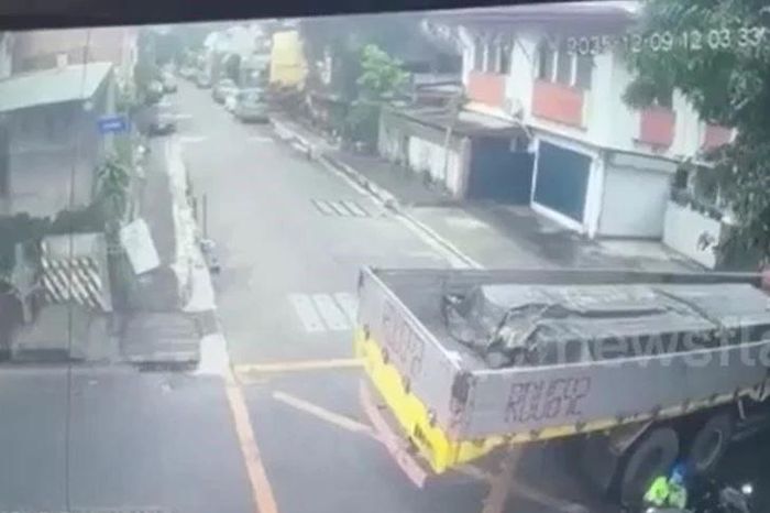 Tông ngang xe tải giữa ngã tư, 2 người thoát chết trong gang tấc - Tạp chí Doanh Nghiệp Việt Nam
