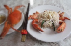 Phi thơm tỏi băm với 2 muỗng canh dầu ăn cho thịt cua và 1.5 muỗng cà phê hạt nêm vào, đảo đều tay. Tiếp đó cho bún vào, xào đến khi chín là được. Cho bún ra đĩa, rác thêm tiêu, trộn đều là có thể dùng.