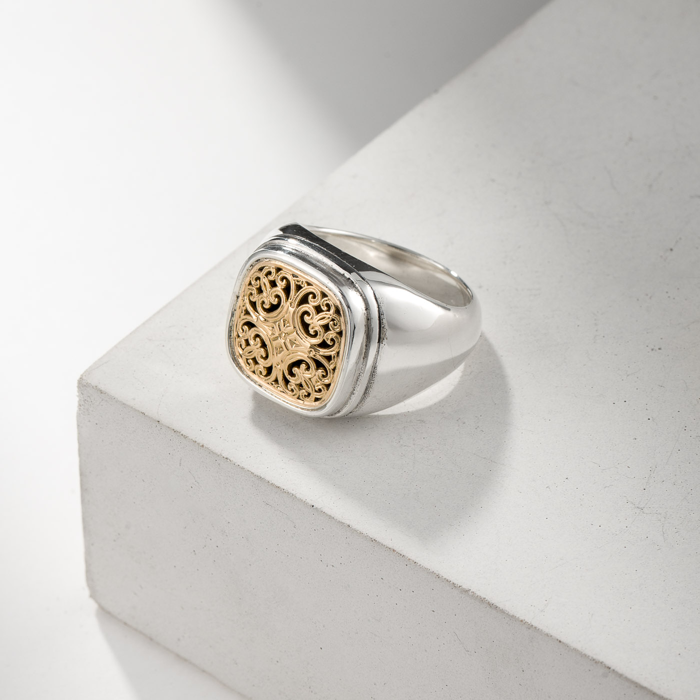 Кольцо печатка с золотой деталью