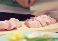 Thịt ba chỉ rửa sạch, cắt miếng mỏng, cho ra đĩa. Nấm hương ngâm nước, cắt bỏ gốc, rửa sạch.