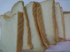 Bánh mì sandwich bạn cắt lát dày 2cm, cắt bỏ phần viền và ép mỏng phần bánh còn lại.