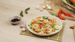 Thành phẩm: Sợi bún chín tới, mềm tơi, không bị nát và rất thấm xốt kết hợp cùng vị ngọt từ tôm mực và thanh mát từ các loại rau củ xào. Để tăng hương vị đậm đà, bạn có thể dùng kèm nước tương ớt cắt khoanh.