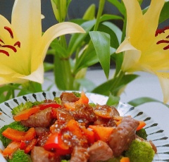 Xếp bông cải và ớt chuông ra đĩa, gắp thịt bò vào và rưới nước sốt lên, ăn cùng cơm nóng sẽ rất vừa miệng. Chúc chị em thành công <3!
