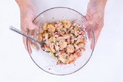 Chuẩn bị tô trộn, cho tôm, hành tây, cần tây, cà chua, sốt mayonnaise, nước cốt nửa quả chanh, muối và hạt tiêu đen vào trộn đều.