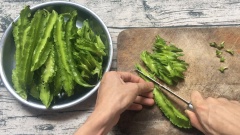 Đậu rồng rửa sạch, cắt thành miếng vừa ăn.