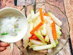 Su hào và cà rốt đem gọt sạch vỏ sau đó rửa sạch, dùng dao gợn sóng thái thành những thanh dài vừa ăn, nếu không có dao gợn sóng bạn dùng dao thường đều được. Cho su hào và cà rốt vào tô rồi thêm 1 muỗng canh muối, xóc thật đều rồi để 20 phút thì chắt bỏ nước su hào tiết ra, bạn không cần rửa lại nữa nhé.