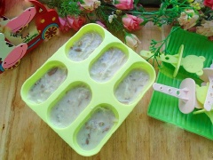 Cho hỗn hợp vào khuôn kem que cho vào ngăn đá 5-6 tiếng đồng hồ là được.
