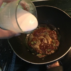 Làm nóng chảo, đảo hành lá, tỏi và gừng cho thơm. Sau đó thêm tương ớt, nước cốt dừa và bơ đậu phộng vào. Khuấy đều.