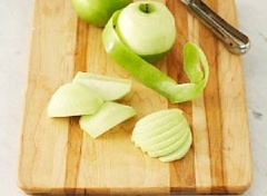 Gọt vỏ táo rồi cắt táo thành những lát nhỏ.
