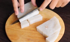 Cho hỗn hợp bột vào khuôn, dàn mỏng rồi đem hấp cách thủy cho chín thì lấy ra để nguội rồi cắt thành những miếng nhỏ vừa ăn.