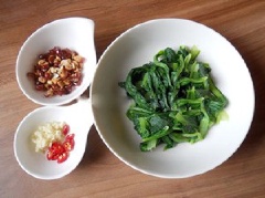 Cho cải ngọt, ớt cắt nhỏ, tỏi băm, 1 muỗng cà phê đường trắng, 1 muỗng cà phê nước cốt chanh, 1 muỗng canh nước mắm, đậu phộng, dầu mè vào, trộn đều.