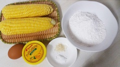 Tách hạt ngô, rửa sạch qua rổ để mày ngô bong ra, để ráo. Trứng gà đánh tan.