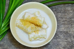 Khoai mì đã thấm nước cốt dừa, các bạn tắt bếp, múc ra chén rắc muối mè lên và thưởng nhé!