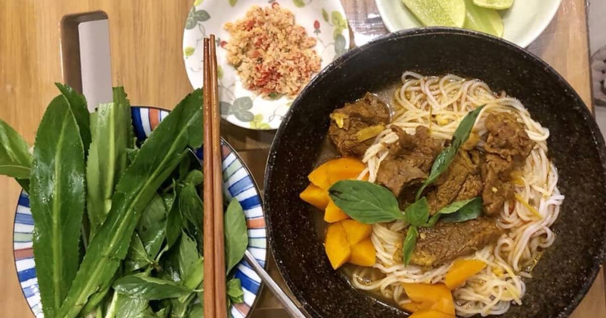Bò kho ăn với bún