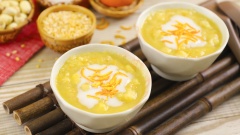 Cuối cùng cho chè ra chén, ăn kèm với nước cốt dừa, rắc thêm vài sợi vỏ quýt mới chuẩn vị lục tàu xá. Khi thưởng thức, bạn sẽ cảm nhận được vị ngọt thanh của nước dừa tươi, đường phèn, vị bùi bùi của đậu xanh, hạt sen, vị đăng đắng nhẹ và mùi thơm dễ chịu từ vỏ quýt sẽ khiến cho bạn càng ăn càng nghiện.