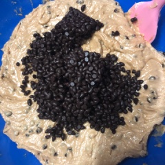 Tiếp theo, các bạn ray 155gr bột mì vào, trộn đều. Cuối cùng là cho chocolate chips vào hỗn hợp, dùng phới trộn cho chocolate dàn đều trong bột.