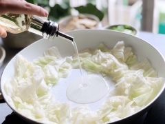 Dùng sạn tạo 1 lỗ tròn nhỏ ở giữa chảo, cho thêm 1 muỗng canh dầu ăn và sốt tương đen vào xào cho sốt thơm, bóng. Sau đó xào chung với bắp cải cho đều.