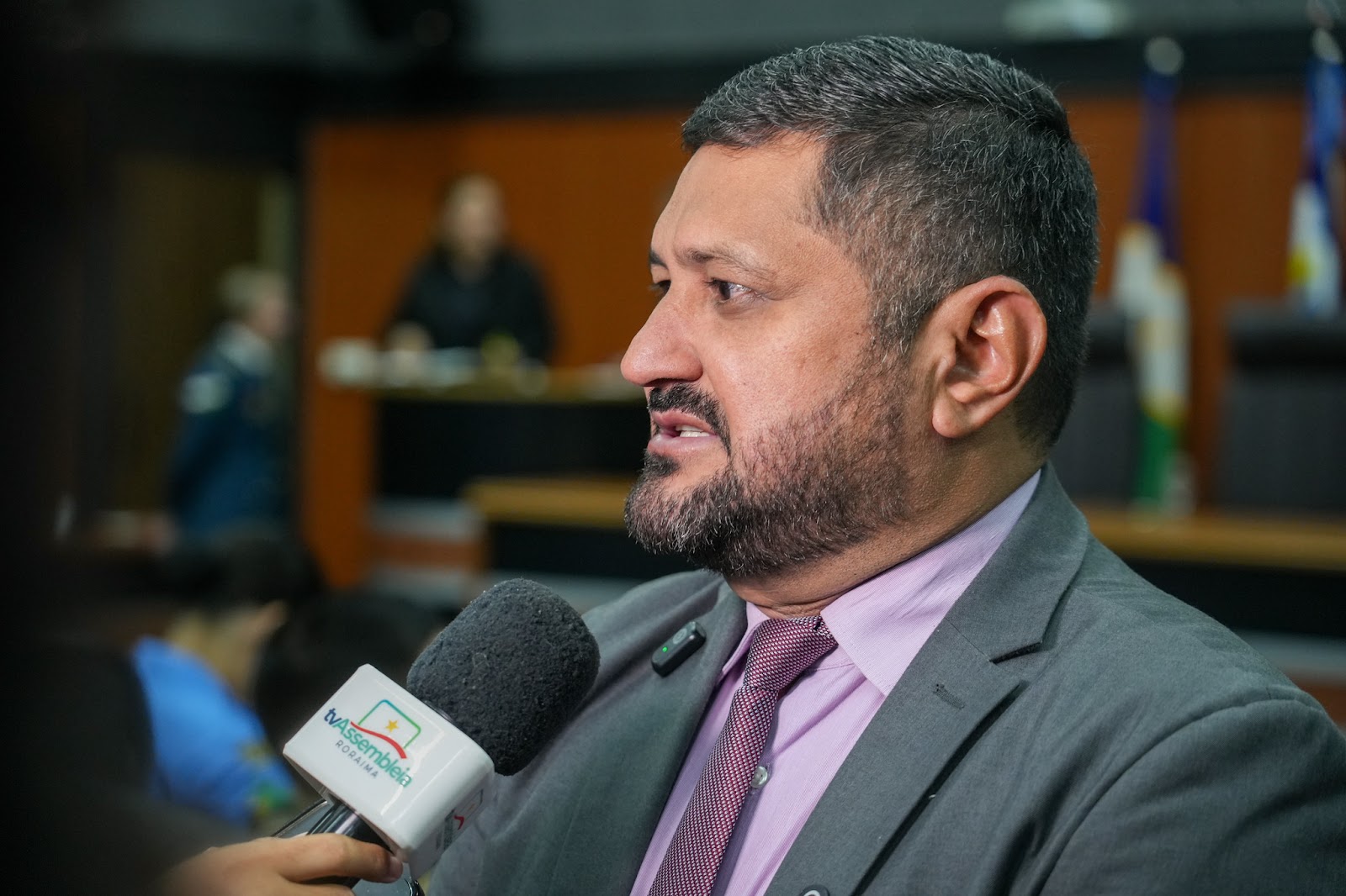 Deputado Armando Neto discursa durante homenagem a profissionais da segurança pública em Roraima na Assembleia Legislativa.