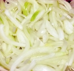 Hành tây gọt vỏ, cắt thành lát mỏng. Ớt rửa sạch, cắt nhỏ như hình bên.