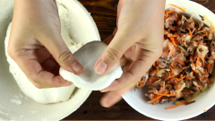 Cách làm bánh rán mặn: Lấy một phần bột, ấn cho hơi dẹp rồi cho nhân vào giữa. Cố gắng nặn bánh sao cho bột áp sát với nhân, không cho không khí lọt vào giữa nhân và bột. Gói lại và dính mép bột thật kỹ, làm tới khi hết bột và bánh luôn bạn nhé!