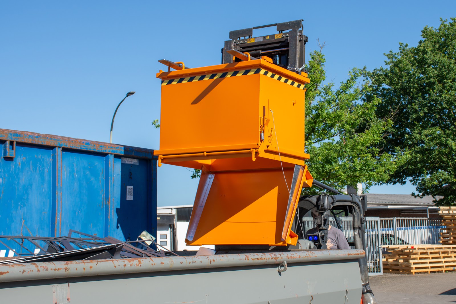Bodemklepcontainer SB 750, gelakt, Resedagroen