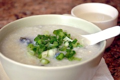 Múc cháo ra tô, thêm ngò rí, hành lá, tía tô tùy ý. Nếu thích ăn cay thì cho gừng và ớt khoanh.