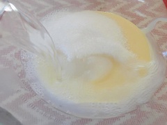 Sữa đặc, đường cho ra âu, sau đó đổ nước đang sôi vào khuấy đều.