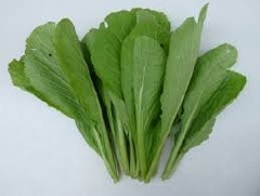 Cải bẹ xanh rửa sạch bỏ cuống lá. Tỏi bỏ vỏ.