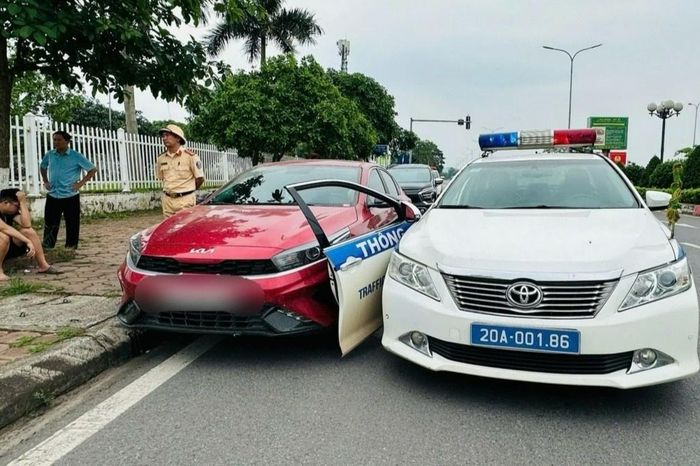 Tài xế vi phạm nồng độ cồn, tông xe CSGT tại Thái Nguyên - Tạp chí Tri thức