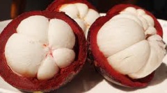 Măng cụt rửa sạch, cắt bỏ vỏ, lấy phần múi măng cụt lăn qua phần bột năng. Nấu một nồi nước sôi, thả măng cụt đã lăn qua bột năng vào.
