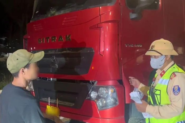 Tài xế không có bằng lái vẫn điều khiển xe đầu kéo trên cao tốc - Báo Sài Gòn Giải Phóng