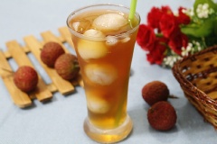 Lấy hũ trà vải ra và múc 1 ít siro vải, lấy thêm vài quả vải ngâm cho vào ly, thêm 1 ít đá viên rồi rót trà lipton vào, bạn có thể tùy chỉnh độ ngọt theo sở thích nhé.