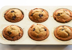 Cuối cùng cho chocolate chip vào rồi trộn nhẹ nhàng lại 1 lượt nữa. Rót hỗn hợp vào khuôn, nướng trong 16-20 phút. Nướng xong, bạn dùng tăm để thứ bánh, tăm cặm vào không dính bánh có nghĩa là bánh đã chín.