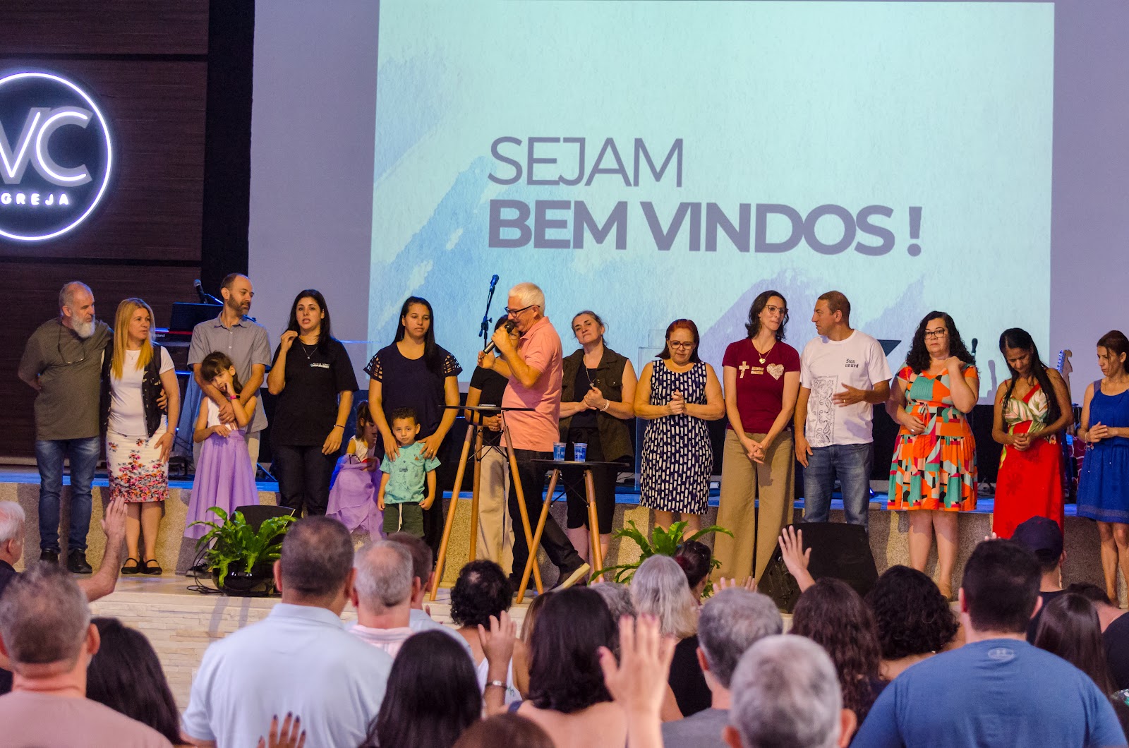 Interior da igreja com iluminação acolhedora