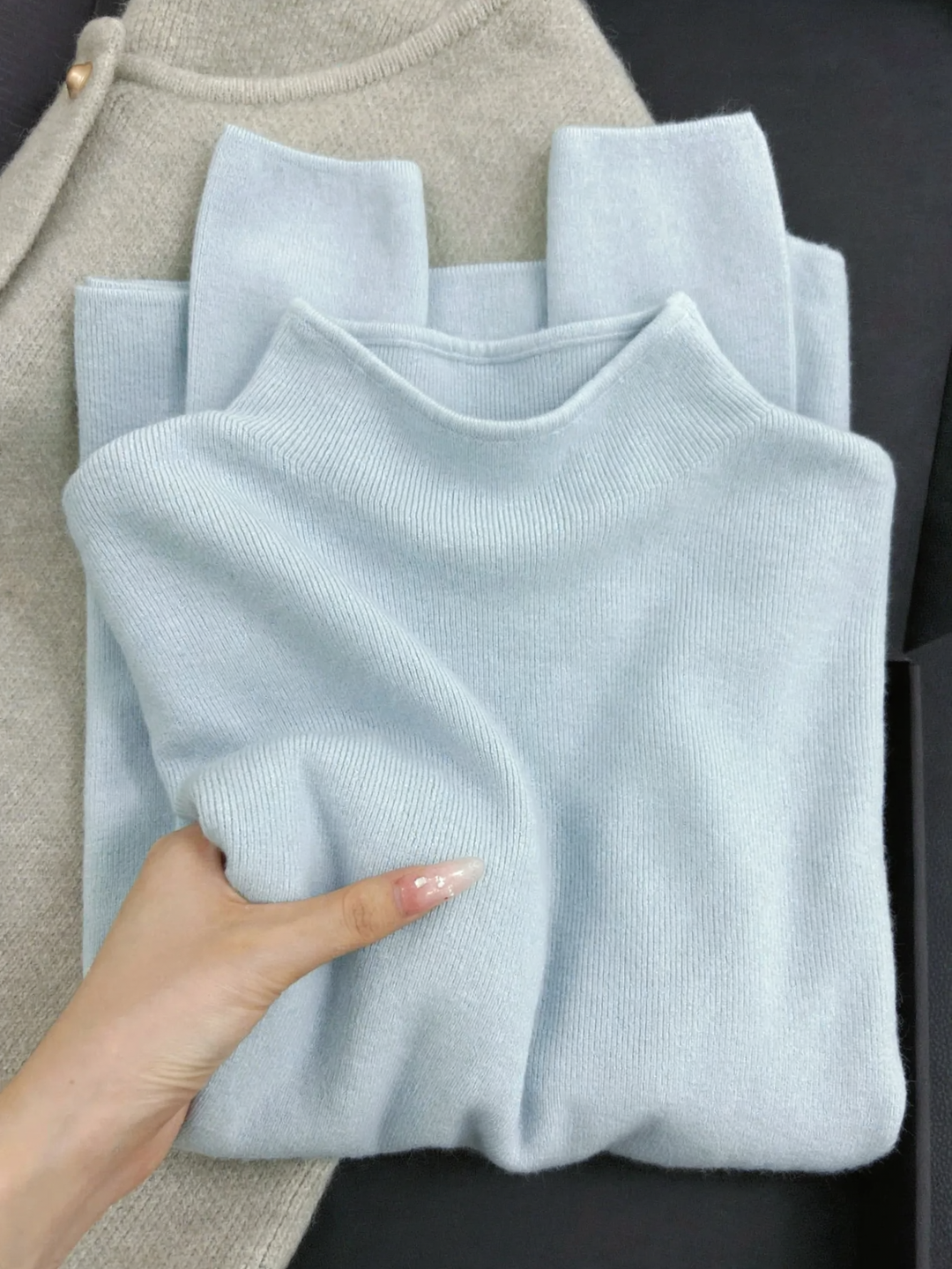 Elegant women's knitted pullover with half collar