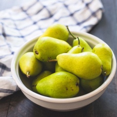 Lá húng quế rửa sạch. Lê rửa sạch, thái lát mỏng. Chanh cũng rửa sạch và thái lát mỏng. Cho chanh, lê, rượu vang trắng, rượu Vodka vào bình thủy tinh, đặt trong ngăn mát ít nhất 1 giờ và tối đa 1 ngày để hương vị hòa quyện vào nhau.