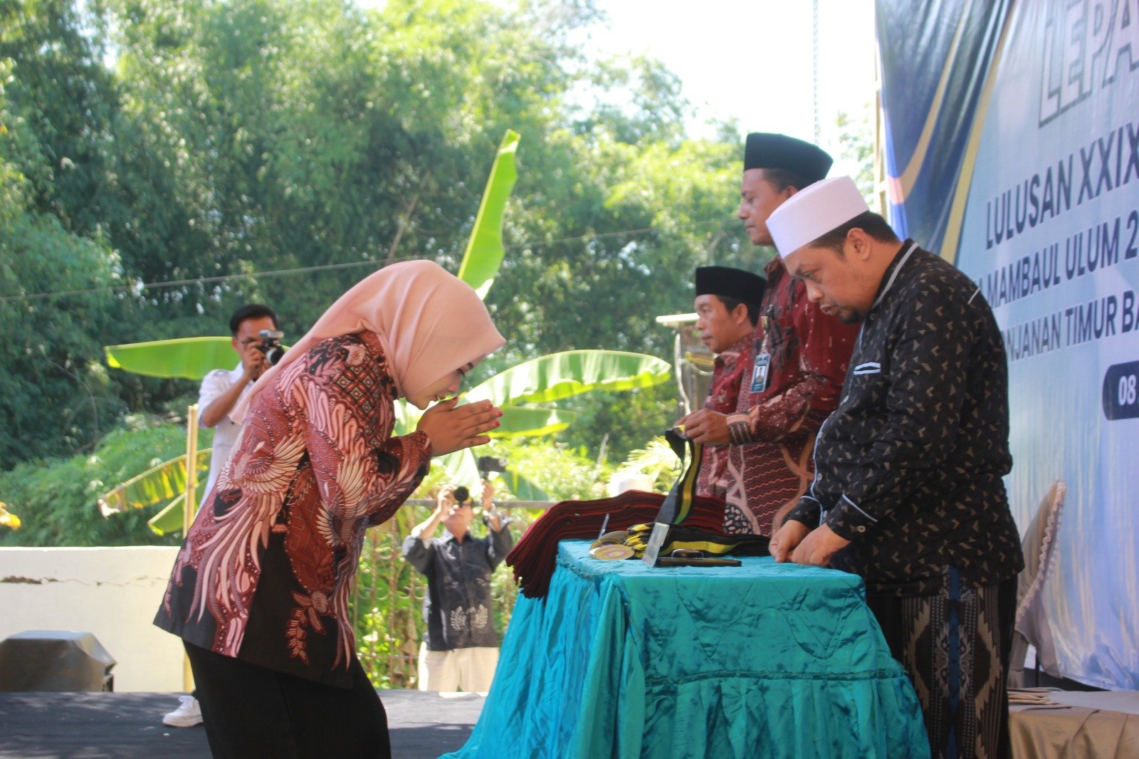 prosesi pengalungan ( bagian putri ) 
