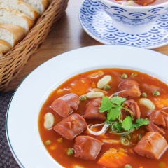 Xúc xích bò nấu đậu là món ăn có mùi vị hấp dẫn và hình thức bắt mắt. Cùng ghi vào sổ tay món xúc xích bò BBQ nấu đậu cho thực đơn xúc xích của gia đình thêm phong phú bạn nhé! Bạn có thể chan ăn cơm hoặc chấm bánh mì đều ngon.