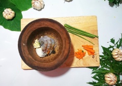 Tôm mua về rửa sạch, bỏ đầu và vỏ, dùng dao rạch dọc lưng tôm lấy chỉ đen loại bỏ mùi tanh của tôm. Cho tôm, hạt nêm, tiêu vào cối dùng chày giã mịn. Dùng nĩa tán đều tôm vào thành cối, đồng thời thêm dầu mè vào tôm, đến khi tôm có thể dính thành khối tròn tạo độ dai cho tôm.